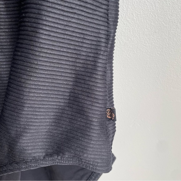 La Vie en Rose Plunge Textured V-neckline Black One Piece Swim  Size M - Picture 9 of 9